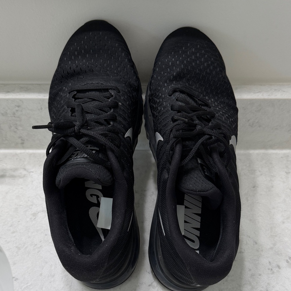 Nike Men's Black Airmax Sneakers size 12